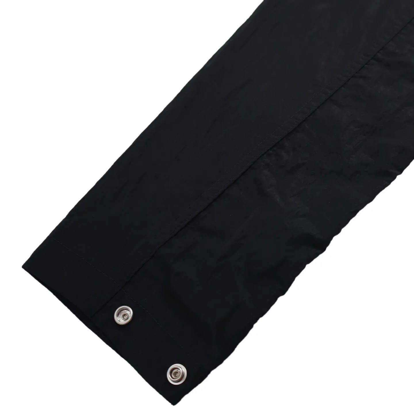 P480 Exclusive supply] Stone Stone Island arm armband logo jacket is made of woven nylon fiber. It is extremely light, durable and wear-resistant. During the spinning process, the nylon fiber is steam-treated to obtain a texture comparable to organic fiber. Multiple work pockets are hand-sewn. A finished product is very time-consuming and labor-intensive. Just to pursue the most perfect texture. Classic logo square badge on the placket. Thickened quilting, windproof and warm. A full set of multiple special buttons and hardware accessories. Original YKK zipper fabric is waterproof. Size:S.M.L.XL